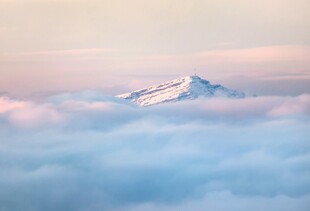 云海之上的巍峨雪山