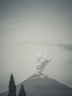 冒烟的火山景观
