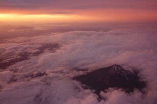 云端之上的壮丽火山景观