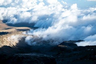 云海环绕的壮丽山峦
