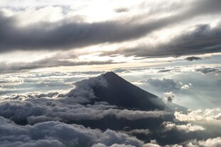 云海之上的巍峨山峰