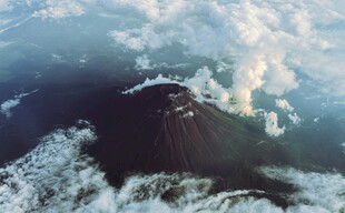 高空俯瞰壮丽云海景观