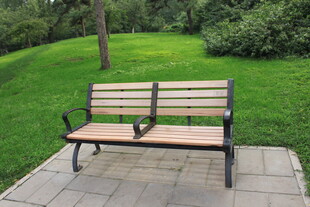 户外公园中的休闲长椅