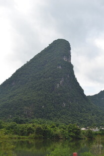 秀丽山峰与湖畔景致