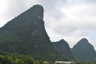 秀丽山峰与绿意景观