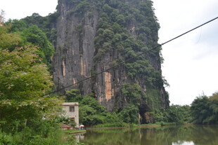 山水相依的秀丽自然景观