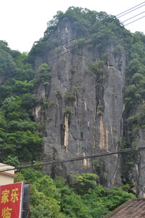 峻峭山峰与繁茂植被景观