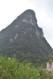 青山翠岭间的自然景致