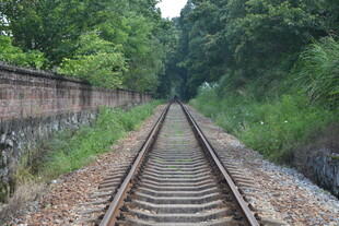 延伸向远方的铁轨