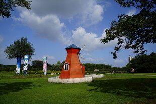 公园中的红色灯塔景观