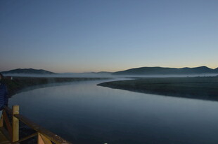 宁静湖畔的美丽黄昏景色