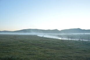 晨雾中的原野与远山
