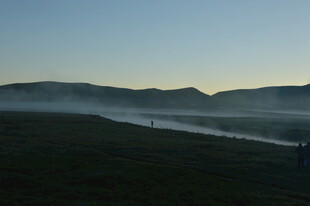 晨雾中的山野风光