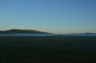 日出时分的山峦与晨雾