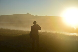 夕阳下的孤独旅人