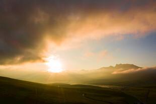壮丽日出下的广袤原野