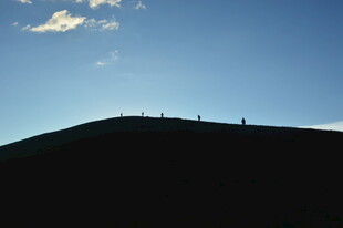 山顶上的人影与蓝天