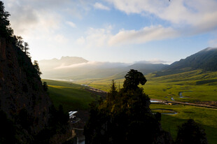 山间绿野晨光美景