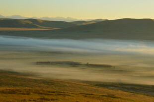 山间晨雾中的广袤原野