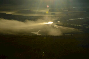 夜间灯光下的迷雾景象