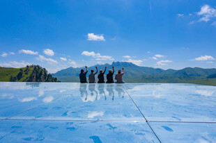 茶卡盐湖游客漫步于湖面