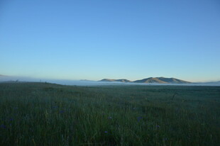广袤草原与远方山峦
