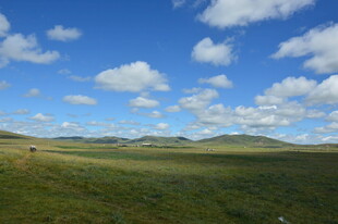 辽阔草原蓝天白云美景