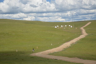 草原上蜿蜒小路与帐篷
