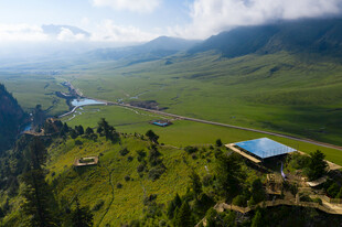 山间绿野中的静谧建筑