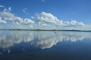 蓝天碧水间的静谧湖面