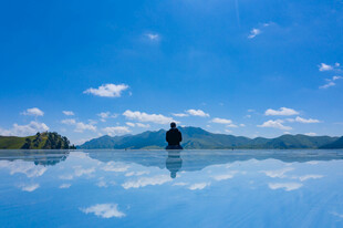 湖面倒影中的孤独身影