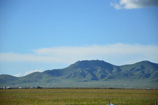 草原远山风景图