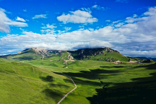 草原山丘间的蜿蜒公路