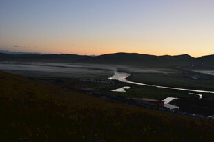 日出下的河谷风光