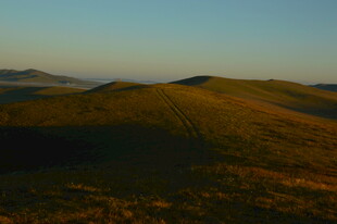 黄昏下的连绵山丘
