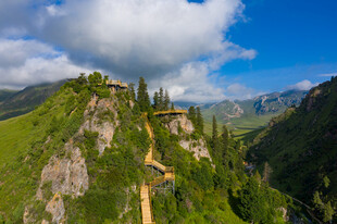 山间蜿蜒小径的壮美风光