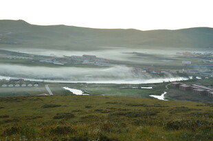 山间晨景 薄雾笼罩的村落