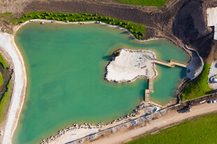 俯瞰美丽的人工湖景观