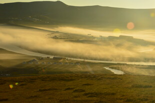 山间晨雾弥漫的美丽景象