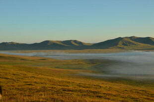 草原晨雾中的连绵远山