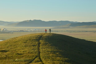 山丘上漫步的两人身影