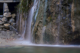 山间小瀑布美景