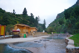 山间木屋旁的温泉景观