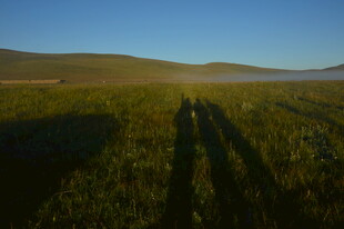 草原上的人影与落日余晖