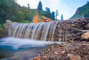 山间小瀑布的自然美景