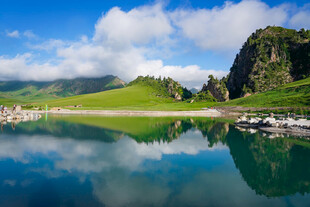 山间明镜湖 绿野映蓝天