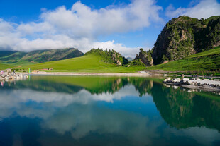 山间明镜湖 绿野映蓝天
