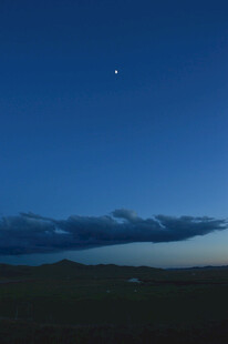 夜空下的草原与天际月牙