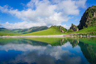 秀丽湖山美景倒映如画