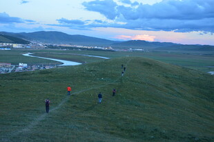 草原暮色中漫步的人群